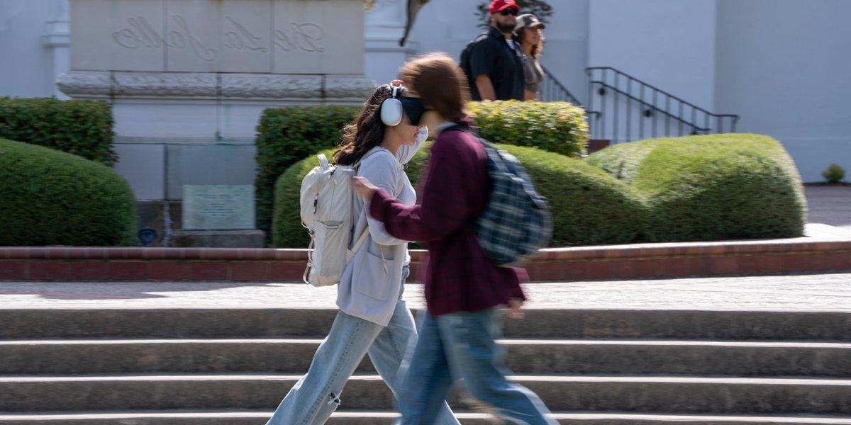 学生们正走向教室